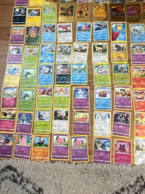 Stor samling Pokémonkort - Säljer en stor samling Pokémonkort med blandade motiv, färger och energikort. Korten har olika Pokémon, tränare och energityper. Perfekt för dig som vill utöka din samling eller börja spela Pokémon TCG. Alla kort har den klassiska gula ramen och varierande illustrationer.