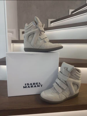 NYA Isabel marant skor! - 💕!. helt nya  oanvänd skick  med dustbag och bubble wrap, ( ingen box och ingen kvitto) fick de som present! Kan gå ner i pris vid snabbfär! hör av dig för mera bilder eller om du har funderingar 