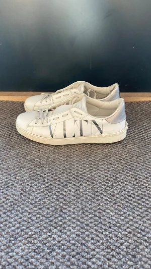 Valentino open - Valentino open | perfekta inför sommaren  | dom är i mycket bra skick, 8,5/10 | sulan är i bra skick och har inga större skador | storlek 44 men passar 43| pris kan diskuteras! 