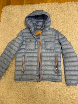Ljusblå pufferjacka från Moncler - Äkta så klart, endast seriös köpare. Finns i Tumba Sthlm om man kan fixa cash ist. Pris diskuteras vid snabbaffär. Storlek 4 (Passar L)