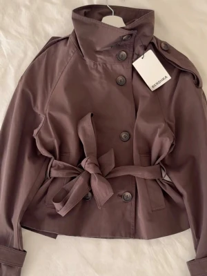 Brun trenchcoat från Bershka - Helt ny med prislapp på! 🩷