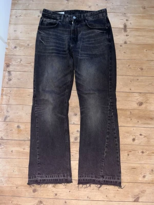 Zara Flared Jeans - Ett par svarta/mörkgrå flared jeans från Zara i nyskick, knappt använda. Storlek 38/S. 