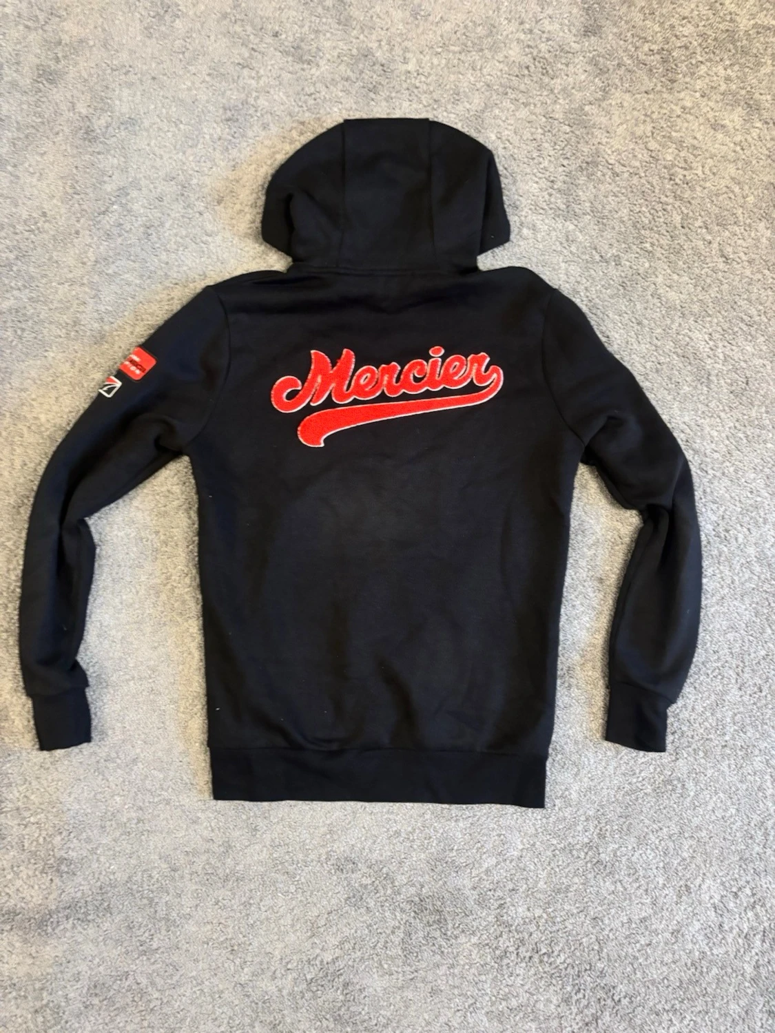 Svart hoodie från Mercier med patches - 1