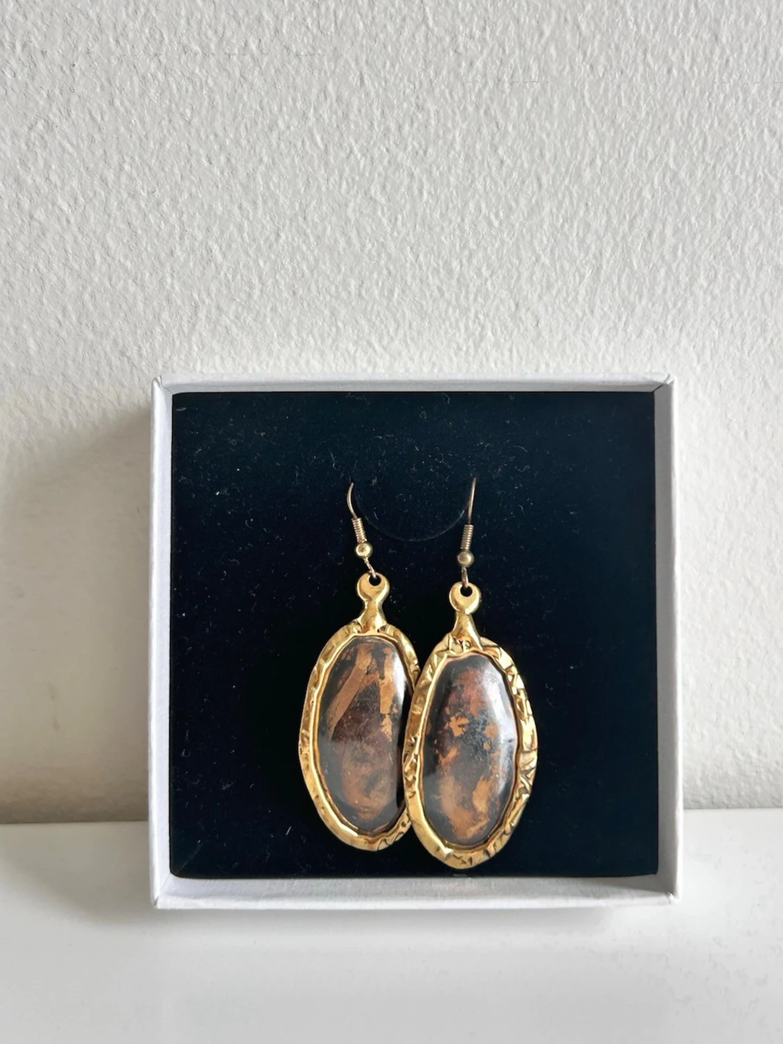 Ovala örhängen med brun sten - 1