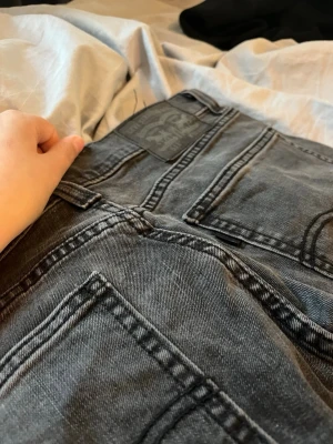 Svarta Levi's 511 slim jeans - Säljer ett par svarta Levi's 511 slim jeans i klassisk femficksmodell. Jeansen har en snygg tvättad look och är tillverkade i bomull med lite stretch för extra komfort. Passformen är smal och moderna, perfekt till sneakers eller boots. Kan sänka priset vid snabbt affär 