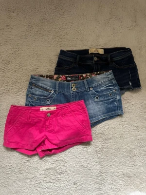 Lågmidjade jeansshorts  - Lågmidjade jeansshorts, blandade märken!                  Skriv till mig ifall ni bara skulle vilja ha ett par🤍        1200 är priset för alla!                                                         XS/M