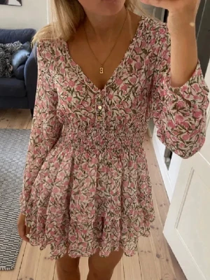 Zara klänning  - Säljer denna superfina somriga klänning ifrån Zara! Storlek XS💕