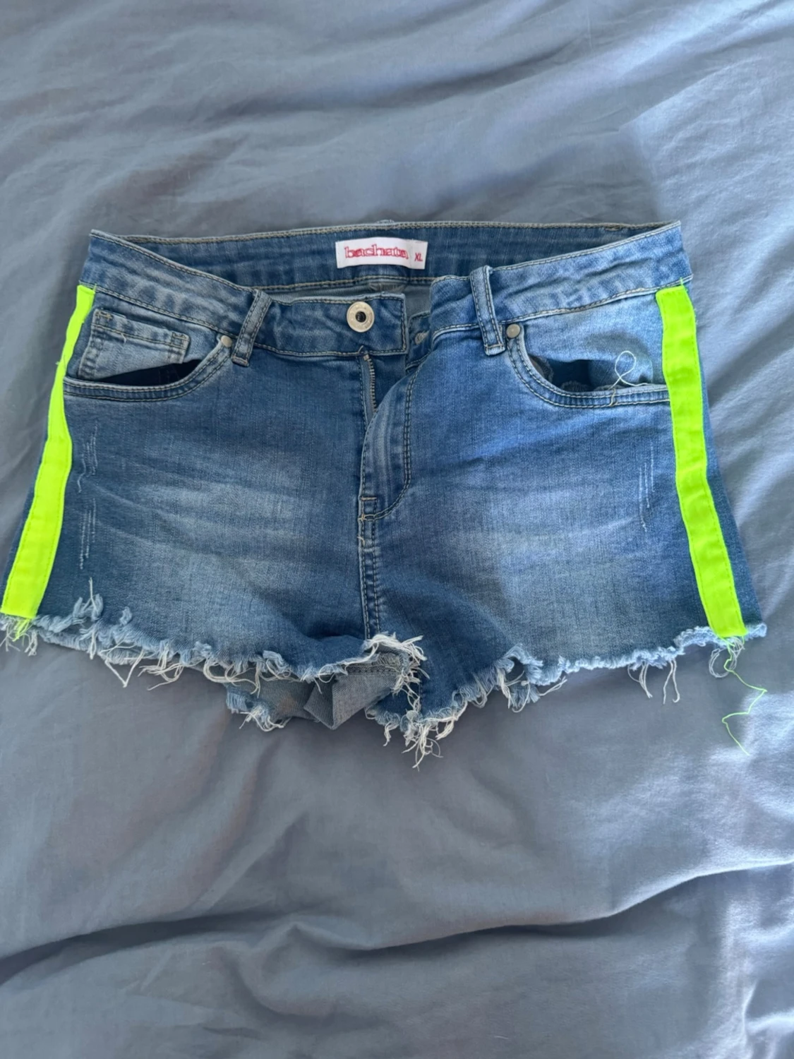 Bench denimshorts med neonränder