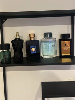 Parfymer - Parfym kollektion. Versace Dylan Blue har lite mer än 40 ml kvar. Jean Paul parfymen har ungefär 10 ml kvar. Calvin Klein parfymen är full och har 100 ml i sig. Zlatan parfymen har ungefär 5 ml kvar. Antonio banderas är full och har också 100 ml kvar