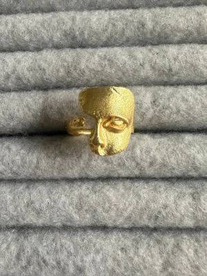 Masked ring  - Ringen är aldrig använd och 100 % rost- och nickelfri. Den är justerbar och passar därför alla! Hör gärna av dig om du har några frågor ☺️