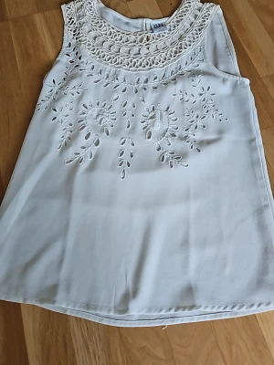 Linne brodyr - Fint skick. Festligt med hålbrodyr