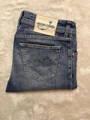 Jacob Cohën Jeans 33 - Tja! Säljer nu dessa riktigt snygga och eftertraktade Jacob Cohën jeans i den populära modellen 622. De är i storlek 33. Nypris: 6000 kr. 