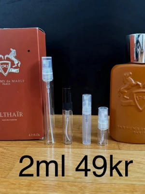 Parfums de Marly Althaïr 2ml - Parfums de Marly Althaïr ✨ En varm, söt och krämig vaniljdoft. Luktar extremt lyxigt och modernt.  ❄️ Passar bäst: höst, vinter  ✨ För dig som vill dofta riktigt exklusivt.  🔥 Rekommenderar bundle – 15+ andra exklusiva parfymer finns.  Priser: 2ml – 49kr 3ml – 59kr 5ml – 89kr 10ml – 159kr  💎 1 ml ≈ ca 20st sprays