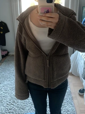 Brun teddyjacka med dragkedja - Den trendiga teddy jackan från Hm som inte säljs  längre. Jätte bra skick, använd fåtal gånger. Pris kan diskuteras 💕
