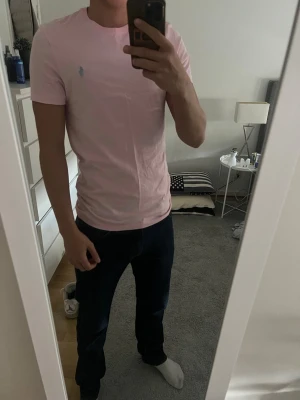 Ljusrosa t-shirt från Ralph Lauren - Säljer en ljusrosa t-shirt från Ralph Lauren som är helt oanvänd.