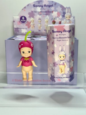 Sonny angel - cherry blossom series night version - Sonny angel cherry blossom series night version figur. Medföljer box 