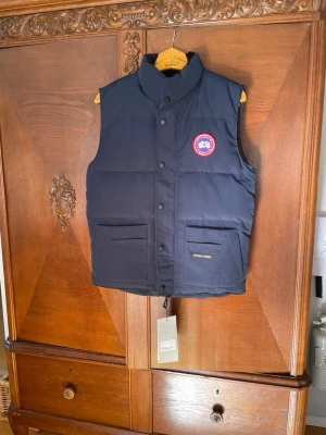 Ny Väst! - Säljer en helt ny Goose väst! Har kvar zipbaggen och lapp. Säljer för att den inte passade mig när jag köpte den. Nypris 6 tusen. Den är perfekt för våren. Passar folk som är cirka 165-175cm långa. Pris kan diskuteras! XS men passar exakt som S