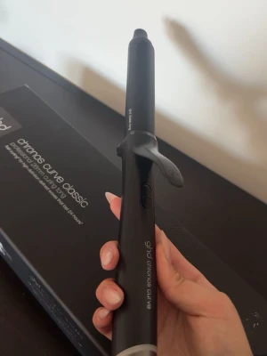 GHD Curve Classic locktång svart - Svart locktång från GHD, modell Curve Classic Curling Tong. Skapar perfekta lockar. Köpte för 2500kr. Paketet följer med.