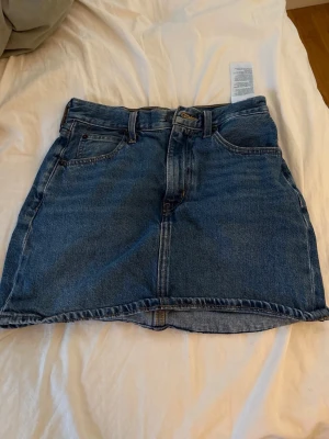 Blå jeanskjol Levis  - Super fin jeans kjol från Levis 💞💞 väldigt bra skicka använd ungefär två gånger, storlek 25, passar en xs/s