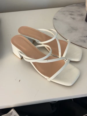 Vita klackskor  - Jätte fina klackskor, bara använd 1 gång så dom är i väldigt bra skick.  Men kommer inte ihåg vart dom är köpta!