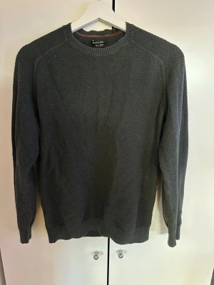 Mörkgrön tröja | Massimo Dutti - Mörkgrön stickad tröja från Massimo Dutti med rund halsringning och diskret strukturmönster. Tröjan har långa ärmar och ribbade muddar vid ärmslut och nederkant. Perfekt för dig som gillar en clean och stilren look. Storlek M men är ganska liten i storleken så skulle säga att den passar storlek S.