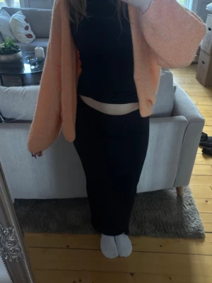 Svart långkjol  - Säljer en svart långkjol. Super skönt material, stretchig. Använd en gång på begravning så väldigt fint skick. Storlek xxs passar mig som har xs/s. Kolla gärna mina andra annonser för paketpris!🤍