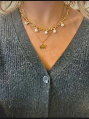 Halsband med pärlor  - Halsband med droppformade pärlor 🩷 justerbart och rostfritt 🥰