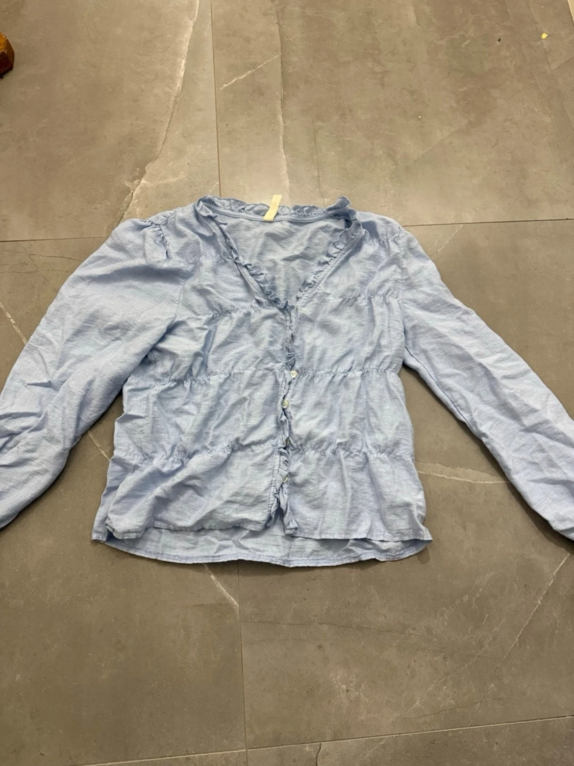 Ljusblå volangblus med knappar - 1