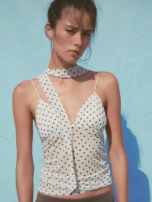 Prickig vit omlottopp med scarfdetalj - Gulligt linne from Zara med scarf. Använd ca 3 gånger så jättebra skick. Mest för att kolla intresse.🌸 Slutsåld från Zara❤️