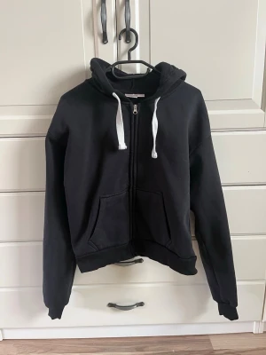 Gina tricot kofta - Säljer en superfin svart kofta från Gina tricot. Tröjan är i mycket bra skick, enbart använd en gång samt tvättad. Storlek M🩷