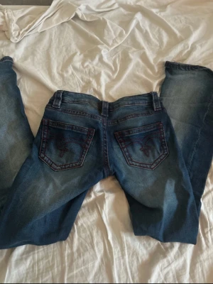 14+ low rise flare jeans - Ordinarie pris: 399kr Inte använt så mycket men är lite slitna längst ner 