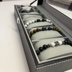 Fet Armband i Set – Svart⚫️, Vitt⚪️ & Brunt🟤 - Hejsan!😊Erbjuder pärlarmband🔥Passar alla storlekar, modellen är unisex🌟Perfekt i nytt skick – snygga o sköna som lyfter varje outfit💯Per armband pris: 79 kr/st, vid köp av alla tre 199 kr!💎Pris kan justeras vid snabb affär💨Skicka ett meddelande för mer info eller fler bilder✨
