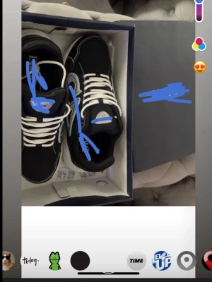 Svarta sneakers med vita detaljer - Snygga svarta sneakers med vita sulor och vita skosnören. Skorna har en klassisk låg siluett och mesh- samt syntetpaneler för extra komfort. Perfekta för dig som gillar stilrena och sportiga skor.