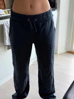 Mörkblåa mjukisbyxor med dragsko - Säljer ett par mörkblåa mjukisbyxor med resårmidja. Byxorna har raka ben, stora fickor fram och bak samt är väldigt mjukat och bekvämt material. Perfekta för chill dagar hemma eller när du vill vara extra comfy🥰✨