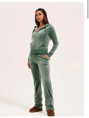 Classic Velour Robertson Zip Hoodie Duck Green - Säljer byxorna i en annan annons. Storlek xs. Kvitto finns. Ny skick