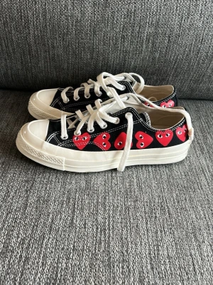 Converse x CDG Play skor - Hejjjj och välkomna till Liljestrands jag säljer nu dessa unika CDG skorna de är endast använda 1 gång inga defekter ny skick vita sko snören medföljer vid köp och kan gå ner i pris de är storlek 40 men passar 41 skulle jag säga kom med frågor och bud mvh Liljestrand.
