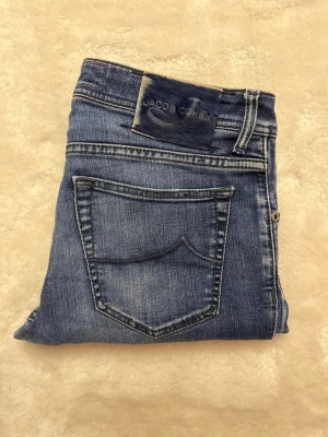 Jacob Cohën Jeans 33 - Tja! Säljer nu dessa riktigt snygga och eftertraktade Jacob Cohën Jeansen i storlek 33 och i modellen 622 (den mest populära slim fit modellen). Nypris: 6000 kr. 