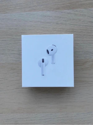 Apple AirPods 3 trådlösa hörlurar - Säljer ett par vita Apple AirPods 3 med laddningsetui. De har en stilren och kompakt design i blank plast och passar perfekt för dig som vill ha smidiga, trådlösa hörlurar till mobilen. Laddningsetuiet är också vitt och har en magnetisk stängning.