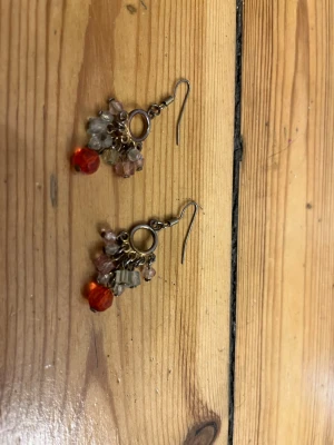 Gulliga örhängen - Söta örhängen i guldfärgad metall/plast och pärlor/stenar. Oäkta/nickel.