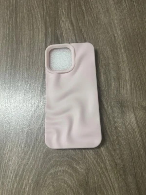 Ljusrosa mobilskal med vågig yta - Säljer ett ljusrosa mobilskal med unik vågig struktur som ger ett coolt och modernt intryck. Skalet är gjort i mjukt silikonmaterial och har en stor öppning för kameran. Perfekt för dig som vill ha ett stilrent och trendigt skydd till mobilen. IPhone 14 Pro max (Aldrig använd) priset går att diskutera!!💕