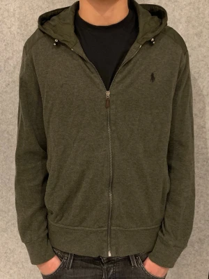 Polo Ralph Lauren tech Full zip - Tjena säljer denna tvärfeta koftan från polo Ralph lauren, sällsynt och mycket dyrare i butik. Varit lite använd men har inga hål eller så, skulle säga sitter bäst för den som är lite muskulös eller lite bredare, för är man väldigt smal kan under delen sitta lite löst. Storlek M, skriv gärna vid intresse!