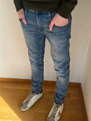 Blå Replay Jeans  - Säljer ett par klassiska blå slim fit jeans från reply med fem fickor och snygga slitningar. Storlek står nedan.  Perfekt nu till våren! Hör av er vid frågor! 