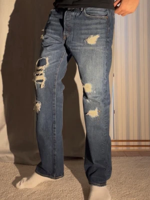 Levi’s 501 revor 34/32 - Säljer nu dessa galet feta jeansen från Levis storlek 34/32 Modellen är 188cm och väger 78kg  Total längd: 104 Benöppning: 21 Midja: 43  Priset kan som alltid diskuteras, hör av er vid minsta fundering! Mvh Charlie