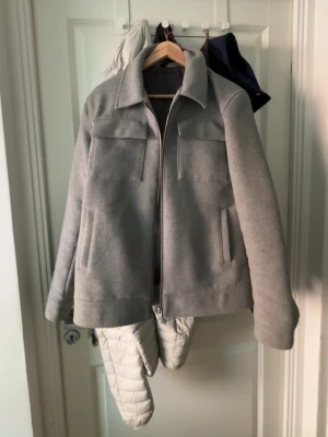 Jack and Jones overshirt  - Riktigt snygg Jack and Jones overhsirt. Skicket är bra. Storlek S. Skriv ifall ni har frågor.