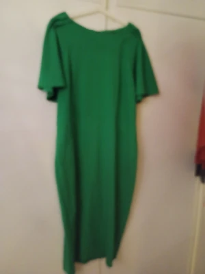 Grön klänning med vida ärmar - Snygg grön klänning med lös passform och vida, korta ärmar. Klänningen har en enkel, stilren design med slits bak och rund halsringning. Perfekt för dig som vill sticka ut med färg. Materialet känns mjukt och följsamt.