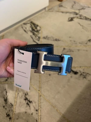 Her.mes bälte  120cm  - Snyggt Her.mes bälte som kommer passa fint inför sommaren!!! Passa på ass köpa nu när det är frifrakt!!             Längd:120cm.                                                                TITTA PÅ MINA ANDRA ANONNSER!!! 