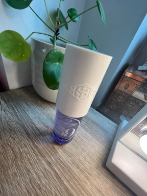 Sol de Janeiro 59 body Mist - Fräsch face mist från Sol de Janeiro i en snygg lila glasflaska med vit plastkork. Flaskan har en modern design och känns lyxig att ha framme. Perfekt för att återfukta och fräscha upp huden under dagen.