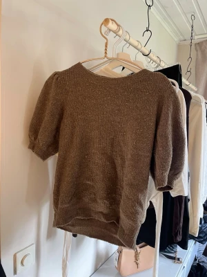 Brun stickad tröja med puffärm - Brun kortarmad stickad tröja🥰🥰