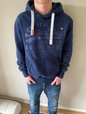 Superdry vintage hoodie ~ sällsynt M - Riktigt fet hoodie från superdry, storlek M (true to size) Jag är 176cm på bilden.  Skicket är mycket bra och är perfekt nu till våren. Tveka inte att fråga om ni undrar något! 😊