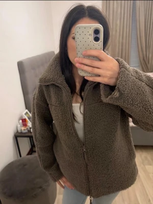 Teddy jacka  - Teddy jacka från Ginatricot. Storlek Xs. Har en liten defekt på högra armen men inget som syns tydligt.